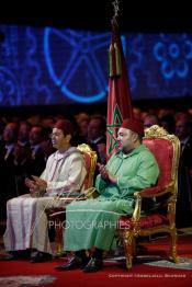 Image du Maroc Professionnelle de  Le Roi Mohammed VI du Maroc entame une campagne pour promouvoir le plan de décentralisation marocain et stimuler les investissements à Laayoune, samedi 7 novembre 2015. Le Roi Mohammed VI effectue sa première visite officielle au Sahara depuis 2006, à l'occasion du 40e anniversaire de la Marche verte, son père, le défunt roi Hassan II, avait envoyé 350 000 Marocains sans armes pour recouvrir l'intégrité territoriale du Maroc. À Gauche du roi son frère le Prince Moulay Rachid. (Photo / Abdeljalil Bounhar)